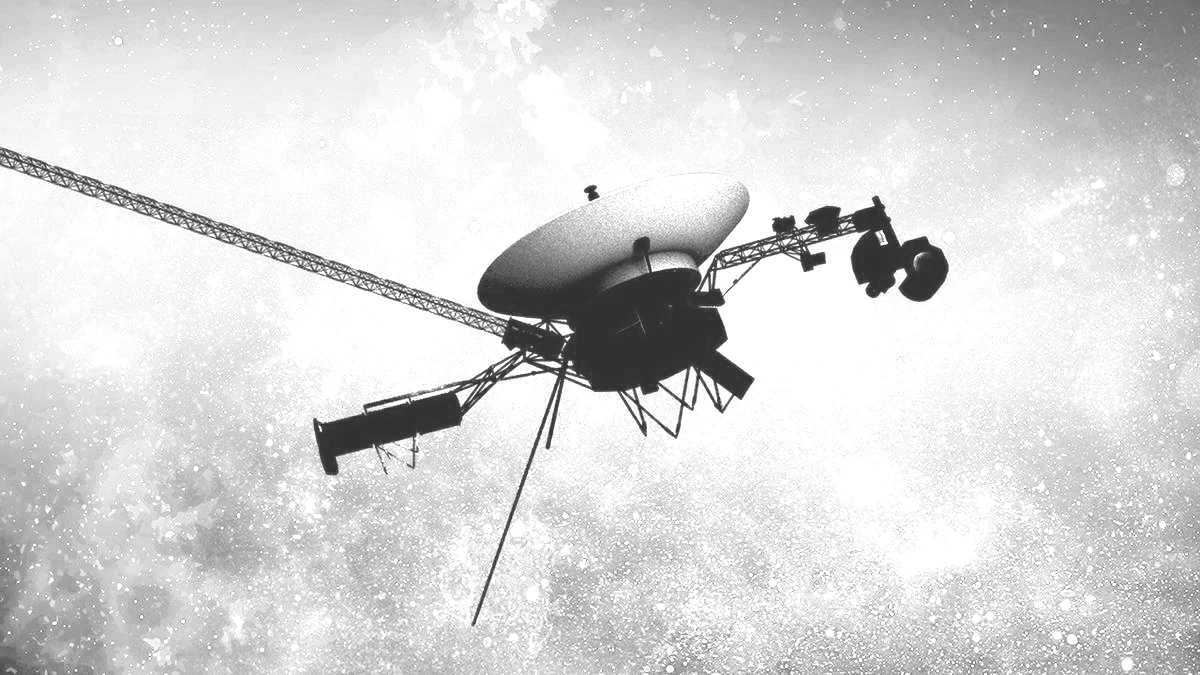 La sonda spaziale Voyager con antenna parabolica e strumenti, sospesa su uno sfondo stellato.